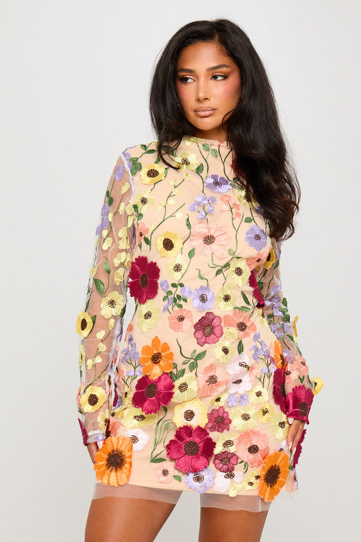 Nudefarbenes Minikleid mit Blumenstickerei und offenem Rücken