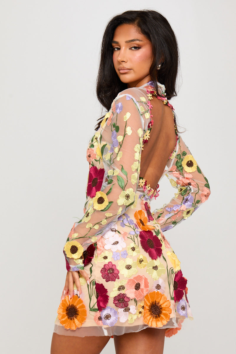 Nudefarbenes Minikleid mit Blumenstickerei und offenem Rücken