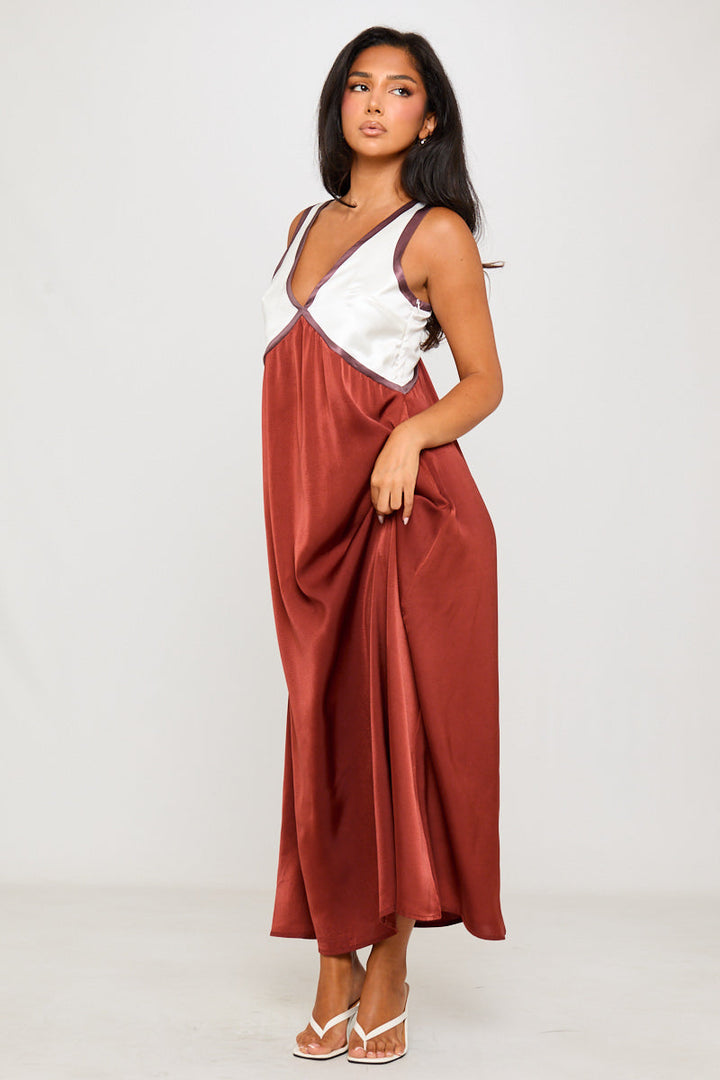Ärmelloses Maxikleid aus Satin mit V-Ausschnitt und Kontrastmuster in Braun