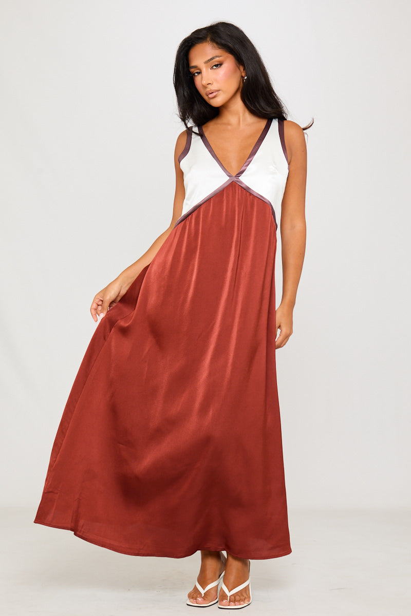 Ärmelloses Maxikleid aus Satin mit V-Ausschnitt und Kontrastmuster in Braun
