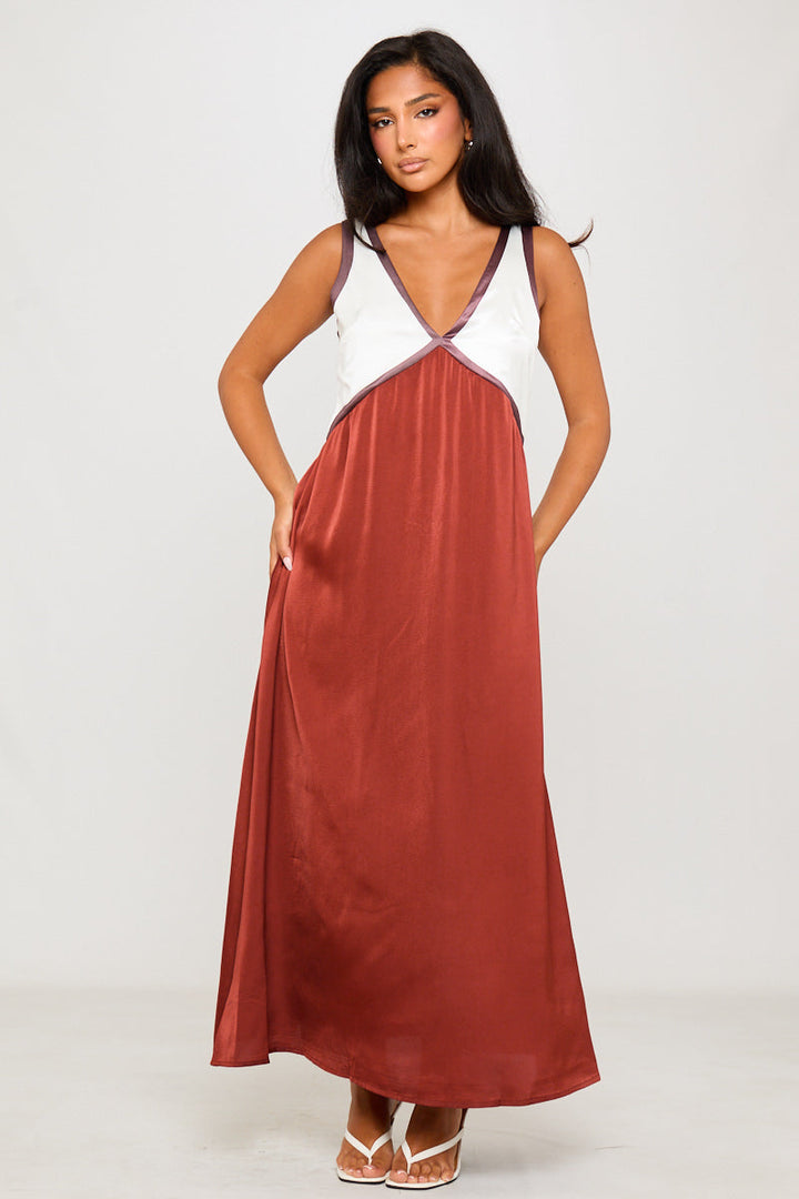 Ärmelloses Maxikleid aus Satin mit V-Ausschnitt und Kontrastmuster in Braun