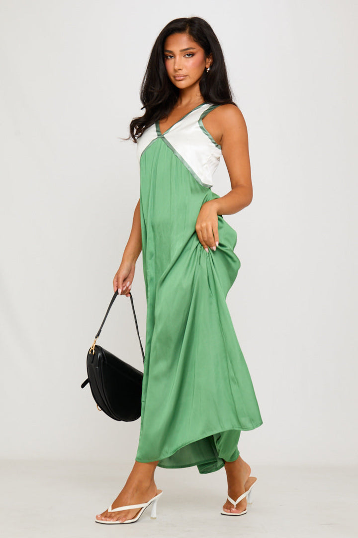 Grünes ärmelloses Maxikleid aus Satin mit V-Ausschnitt und Kontrast