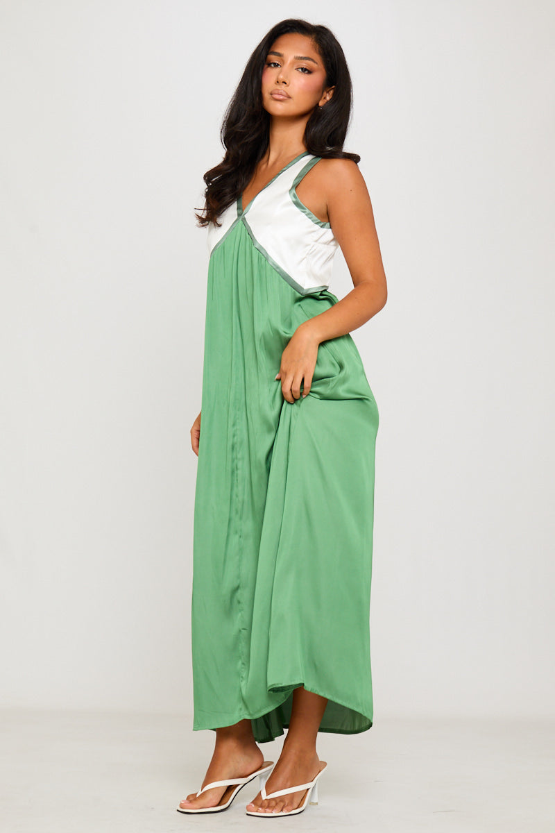 Grünes ärmelloses Maxikleid aus Satin mit V-Ausschnitt und Kontrast