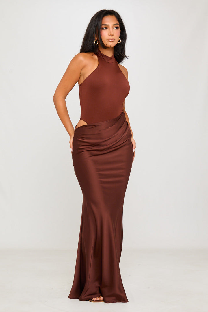 Braunes, drapiertes, asymmetrisches Maxikleid mit Stehkragen