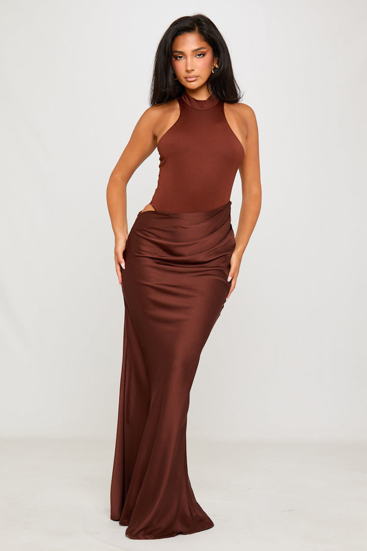 Braunes, drapiertes, asymmetrisches Maxikleid mit Stehkragen