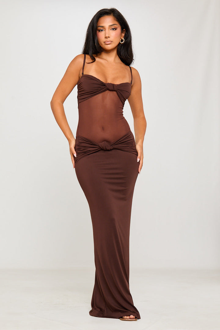 Braunes Maxikleid mit transparentem Einsatz und gedrehtem Detail