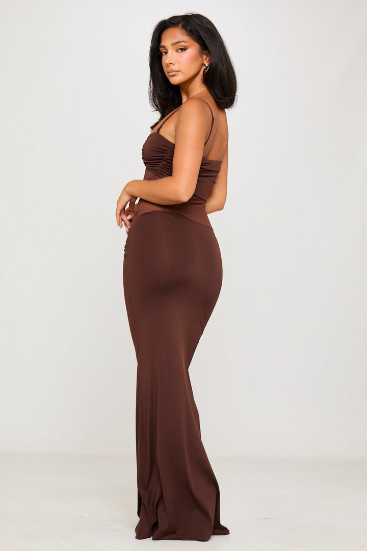 Braunes Maxikleid mit transparentem Einsatz und gedrehtem Detail