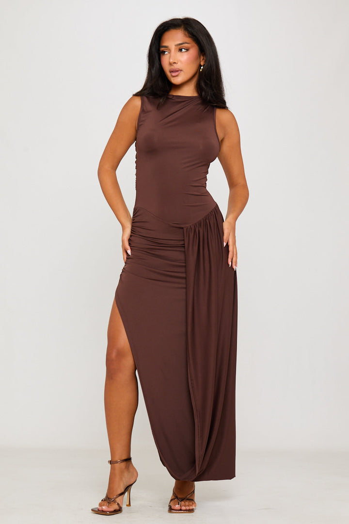 Braunes, plissiertes, asymmetrisches Maxikleid mit Schlitz am Oberschenkel