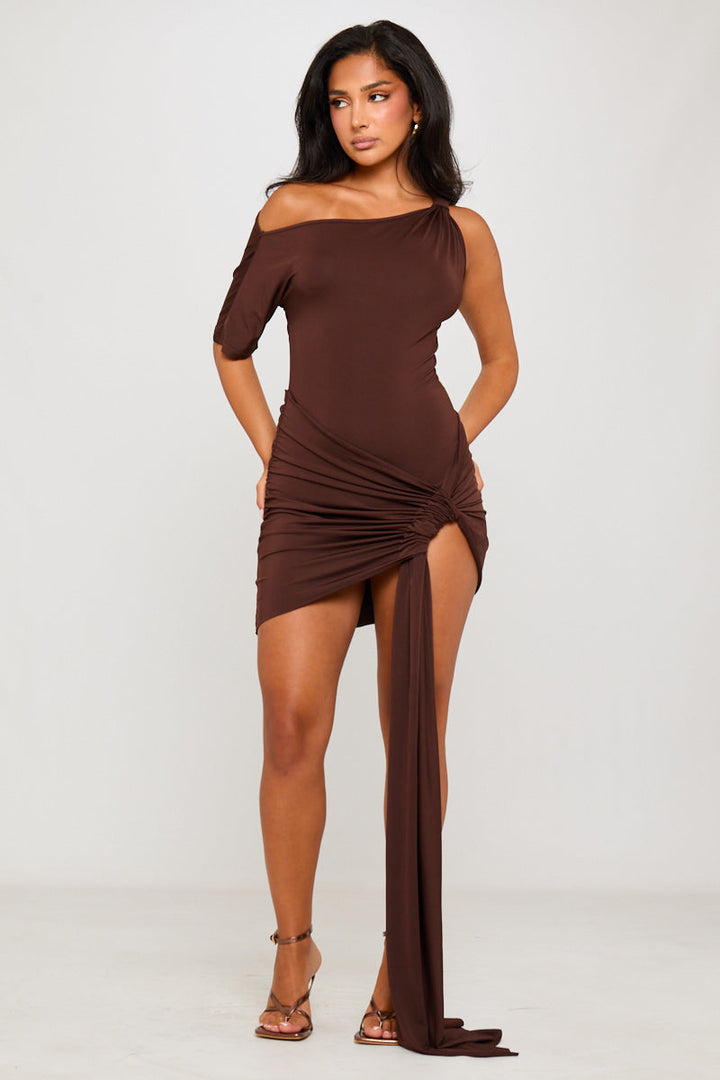 Braunes asymmetrisches Minikleid mit One-Shoulder-Träger