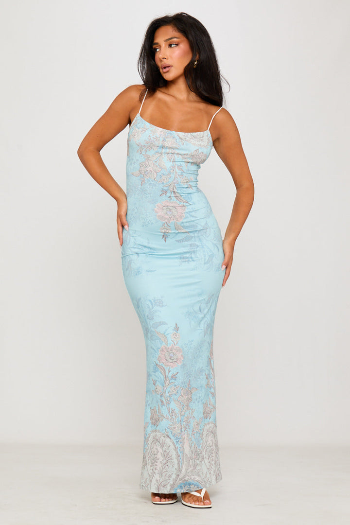 Hellblaues Maxikleid mit Blumenmuster und Trägern
