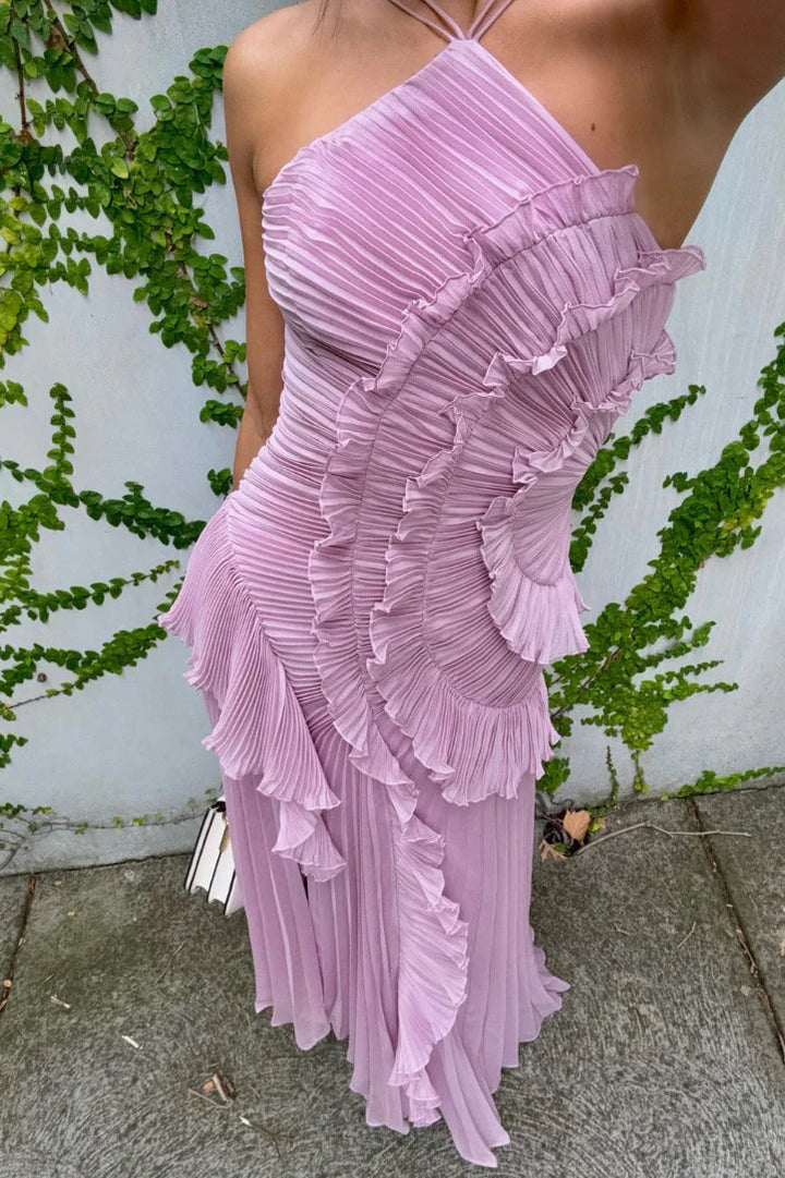Rosa Neckholder-Kleid mit Rüschen und asymmetrischem Schnitt