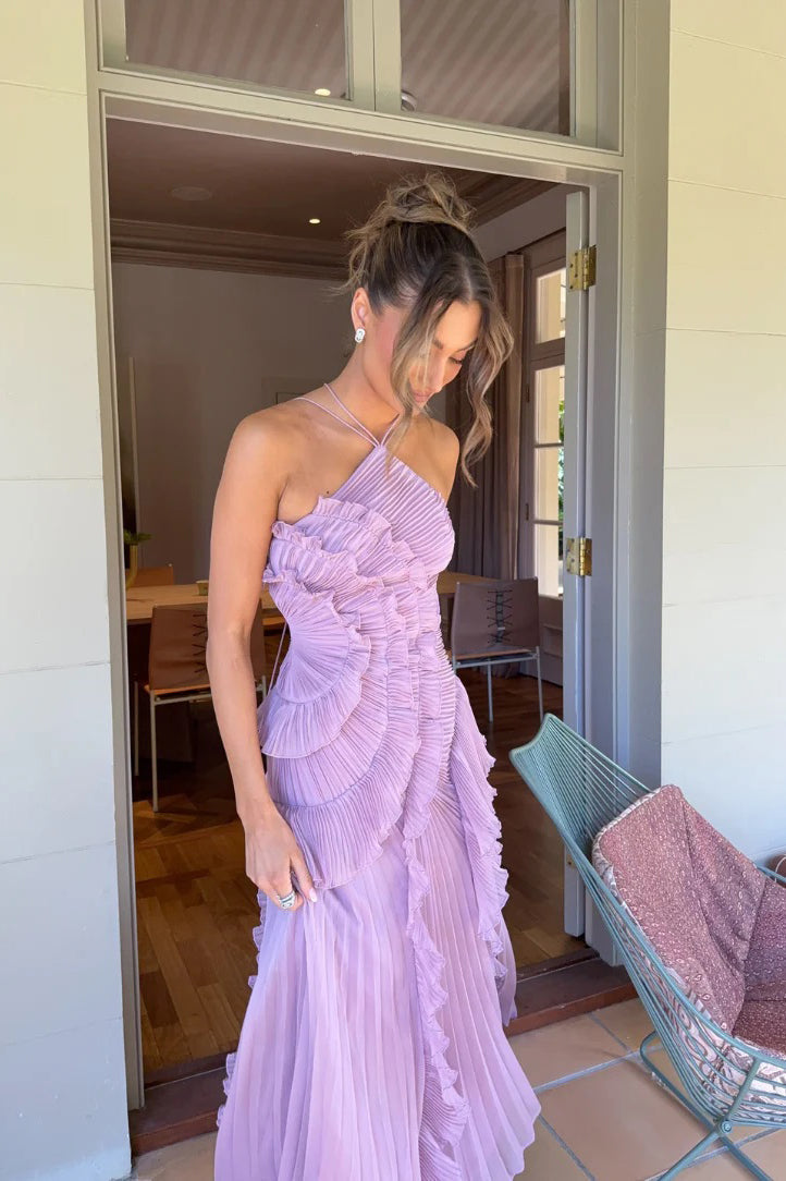 Rosa Neckholder-Kleid mit Rüschen und asymmetrischem Schnitt