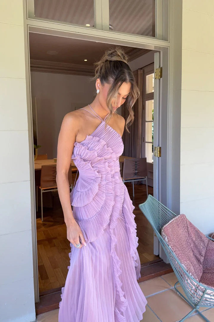 Rosa Neckholder-Kleid mit Rüschen und asymmetrischem Schnitt