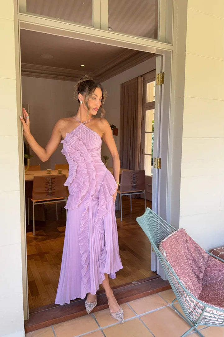 Rosa Neckholder-Kleid mit Rüschen und asymmetrischem Schnitt