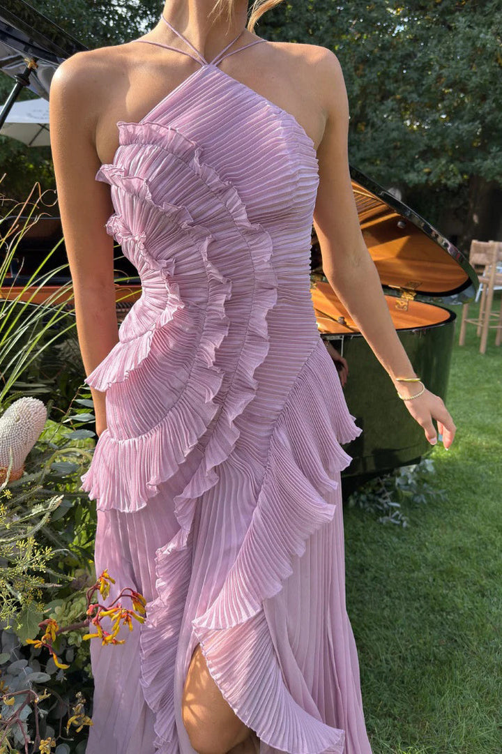 Rosa Neckholder-Kleid mit Rüschen und asymmetrischem Schnitt