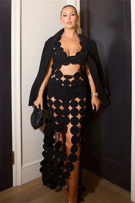 Schwarzes, asymmetrisches Maxikleid mit mehreren Kreisausschnitten