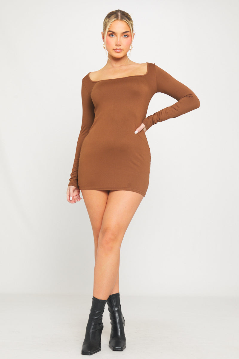 Braunes, figurbetontes Minikleid mit Rundhalsausschnitt und langen Ärmeln
