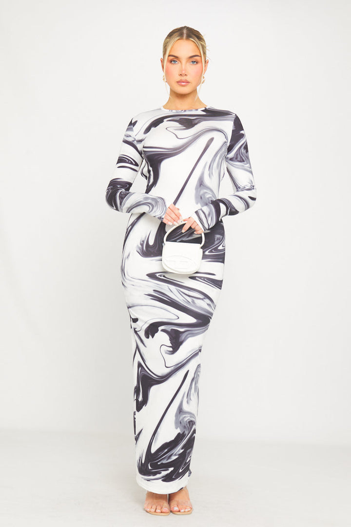 Schwarzes, langärmliges Maxikleid mit offenem Rücken und Marmormuster