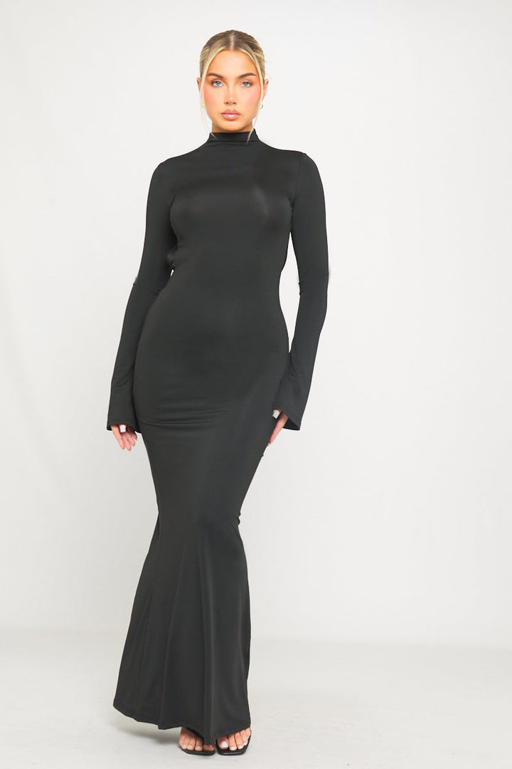 Schwarzes Maxikleid mit hohem Halsausschnitt, offenem Rücken und ausgestellten Ärmeln