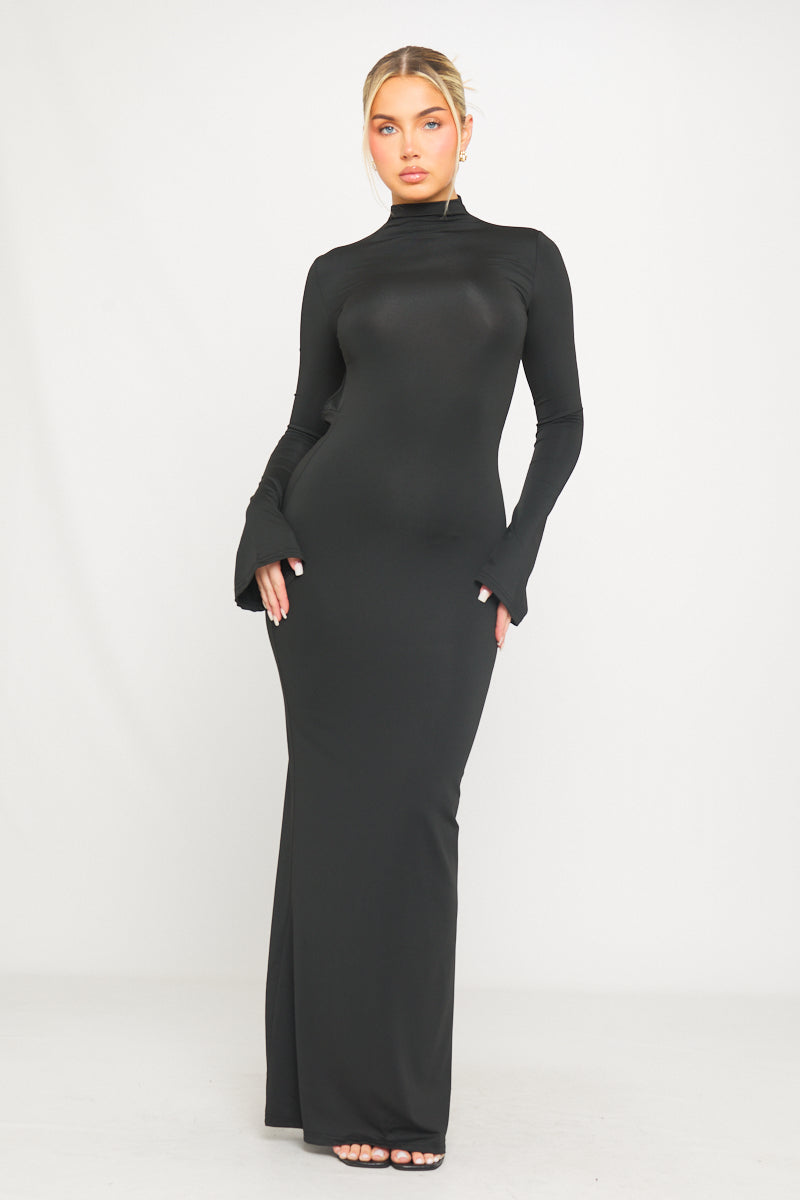 Schwarzes Maxikleid mit hohem Halsausschnitt, offenem Rücken und ausgestellten Ärmeln