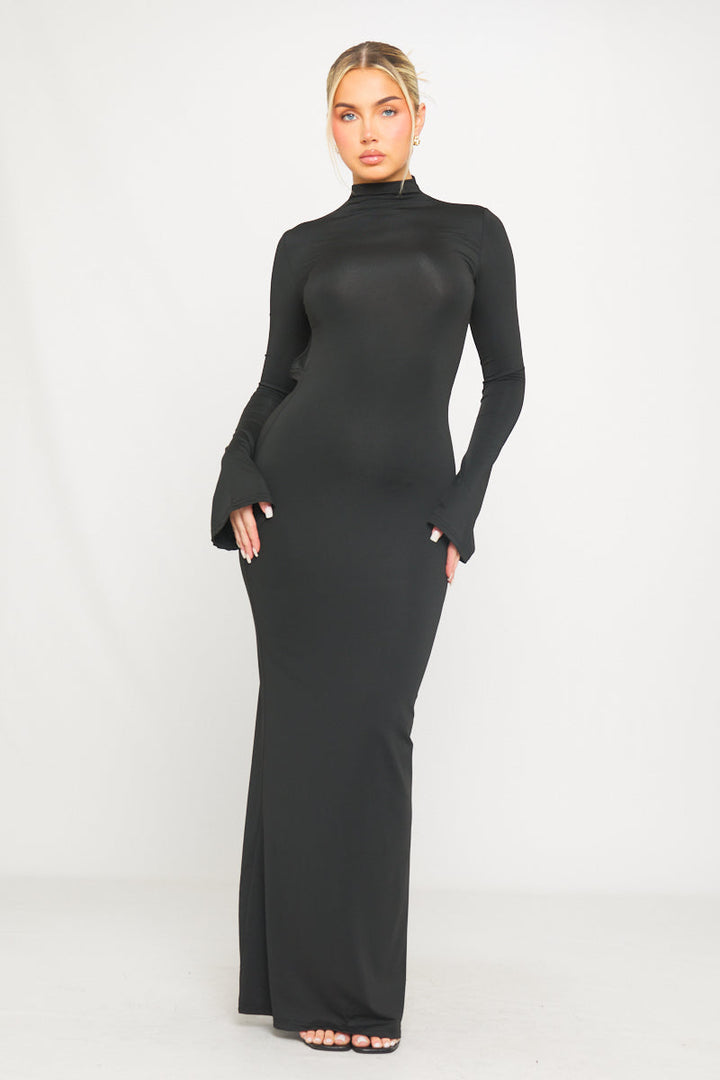Schwarzes Maxikleid mit hohem Halsausschnitt, offenem Rücken und ausgestellten Ärmeln