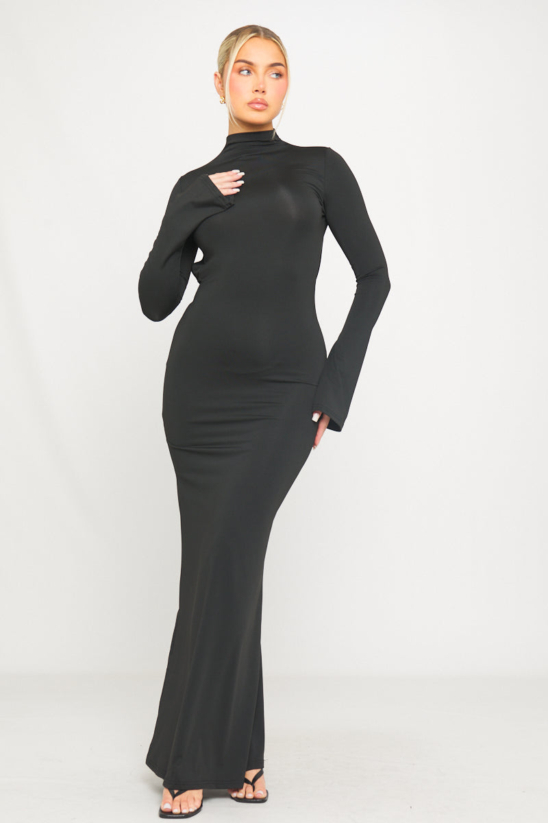 Schwarzes Maxikleid mit hohem Halsausschnitt, offenem Rücken und ausgestellten Ärmeln