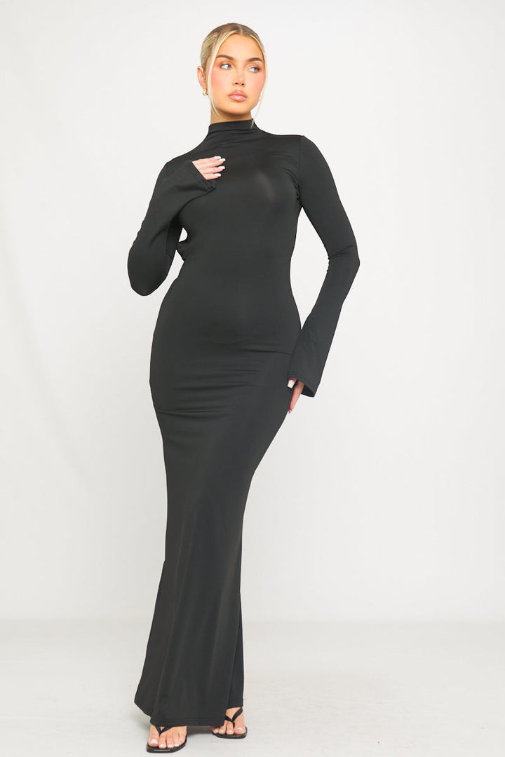 Schwarzes Maxikleid mit hohem Halsausschnitt, offenem Rücken und ausgestellten Ärmeln