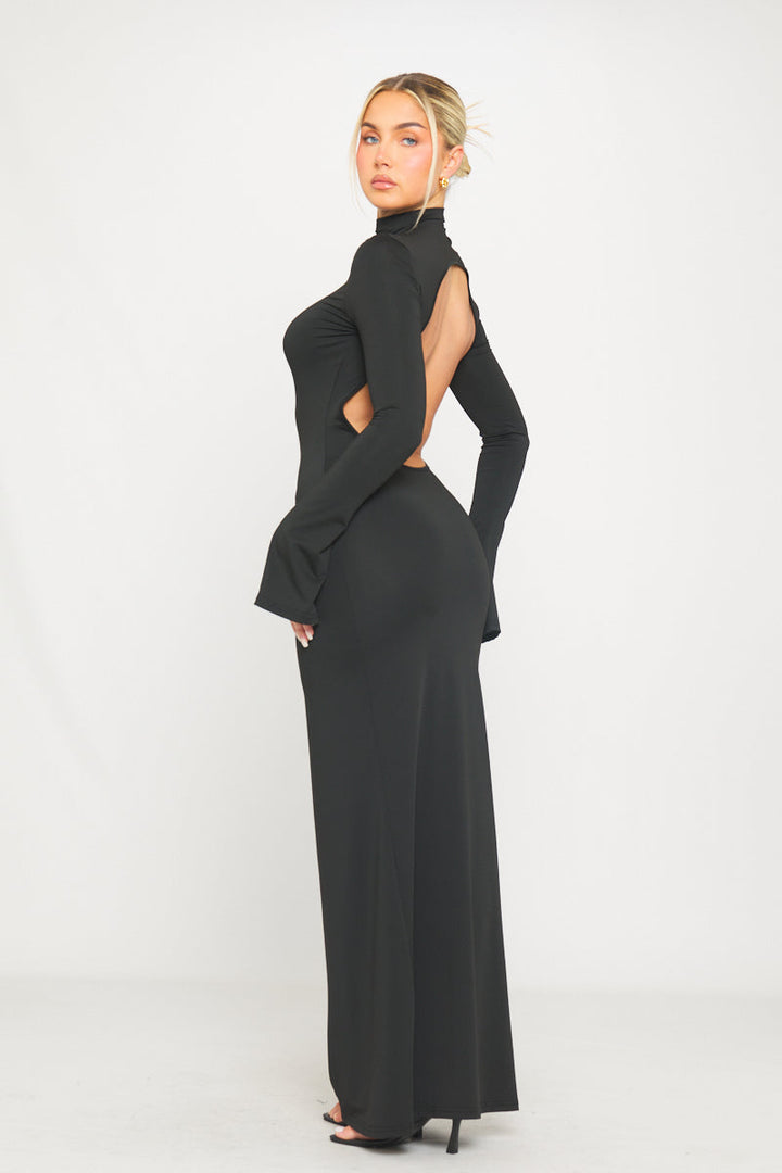 Schwarzes Maxikleid mit hohem Halsausschnitt, offenem Rücken und ausgestellten Ärmeln