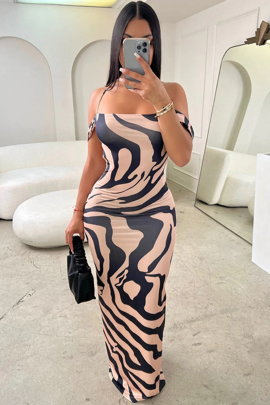 Hautfarbenes Maxikleid mit Zebra-Ausschnitt und offenem Rücken