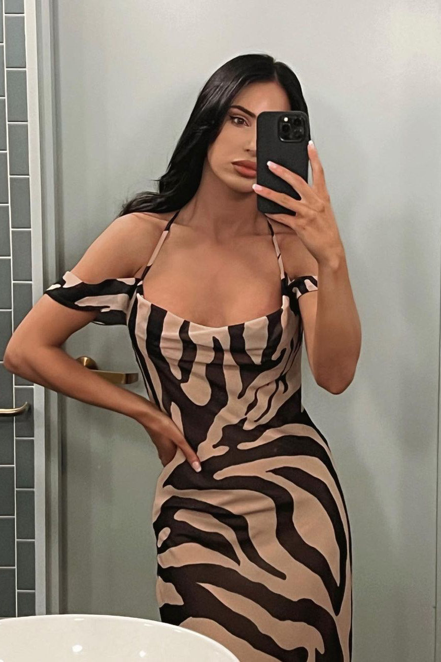 Hautfarbenes Maxikleid mit Zebra-Ausschnitt und offenem Rücken