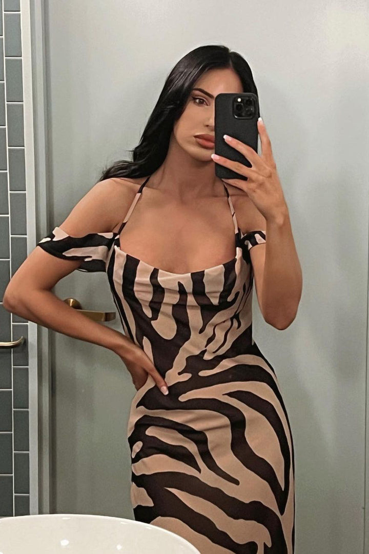 Hautfarbenes Maxikleid mit Zebra-Ausschnitt und offenem Rücken