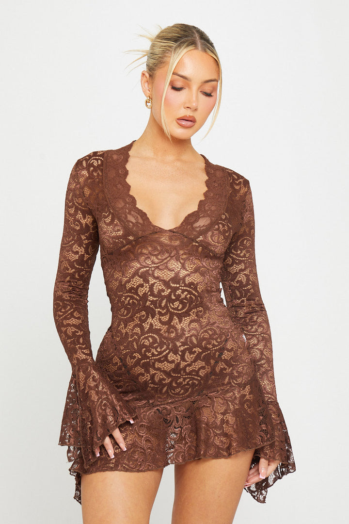 Braunes Minikleid aus transparenter Spitze mit tiefem Ausschnitt und ausgestellten Ärmeln
