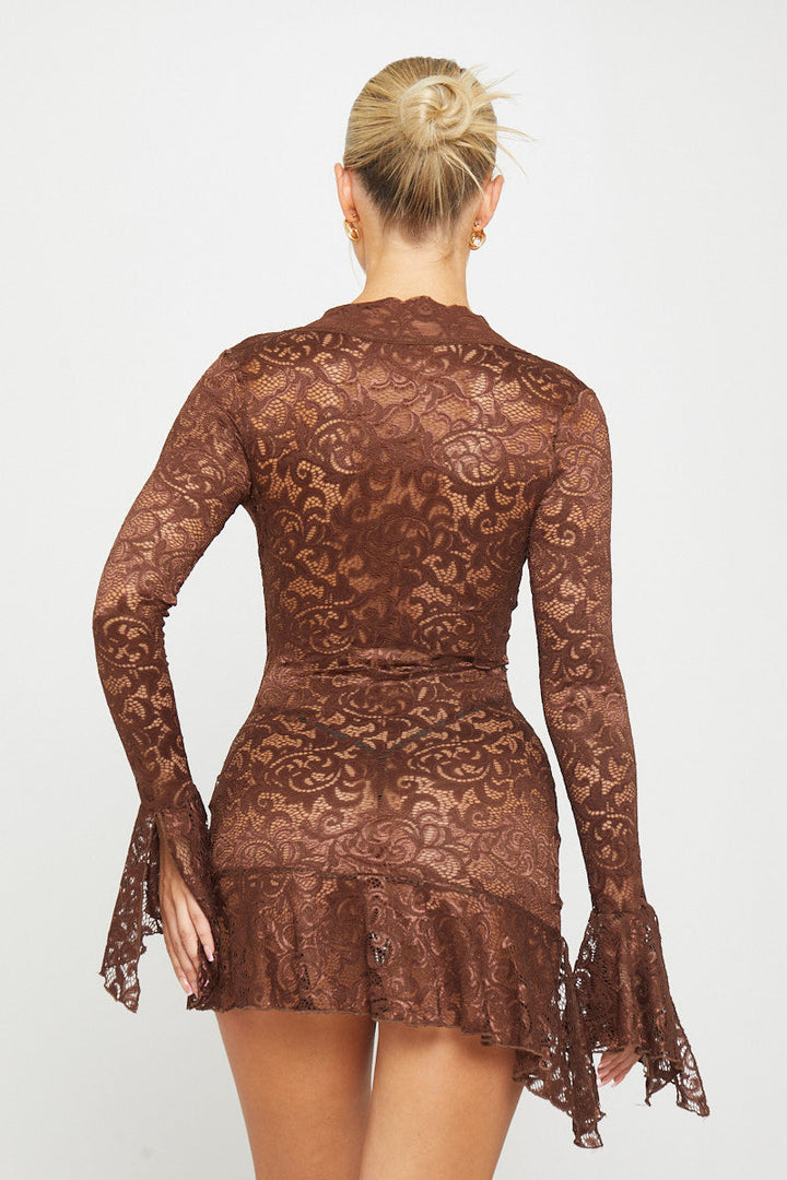 Braunes Minikleid aus transparenter Spitze mit tiefem Ausschnitt und ausgestellten Ärmeln