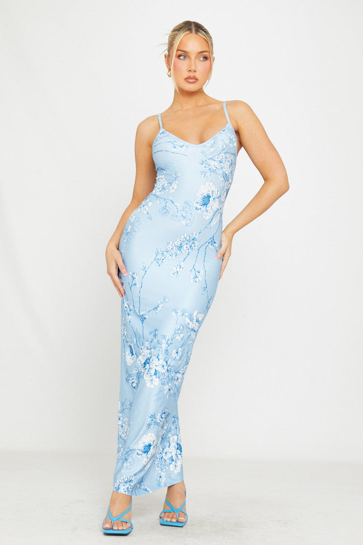 Blaues Maxikleid mit tiefem Ausschnitt und Trägern im Blumenmuster