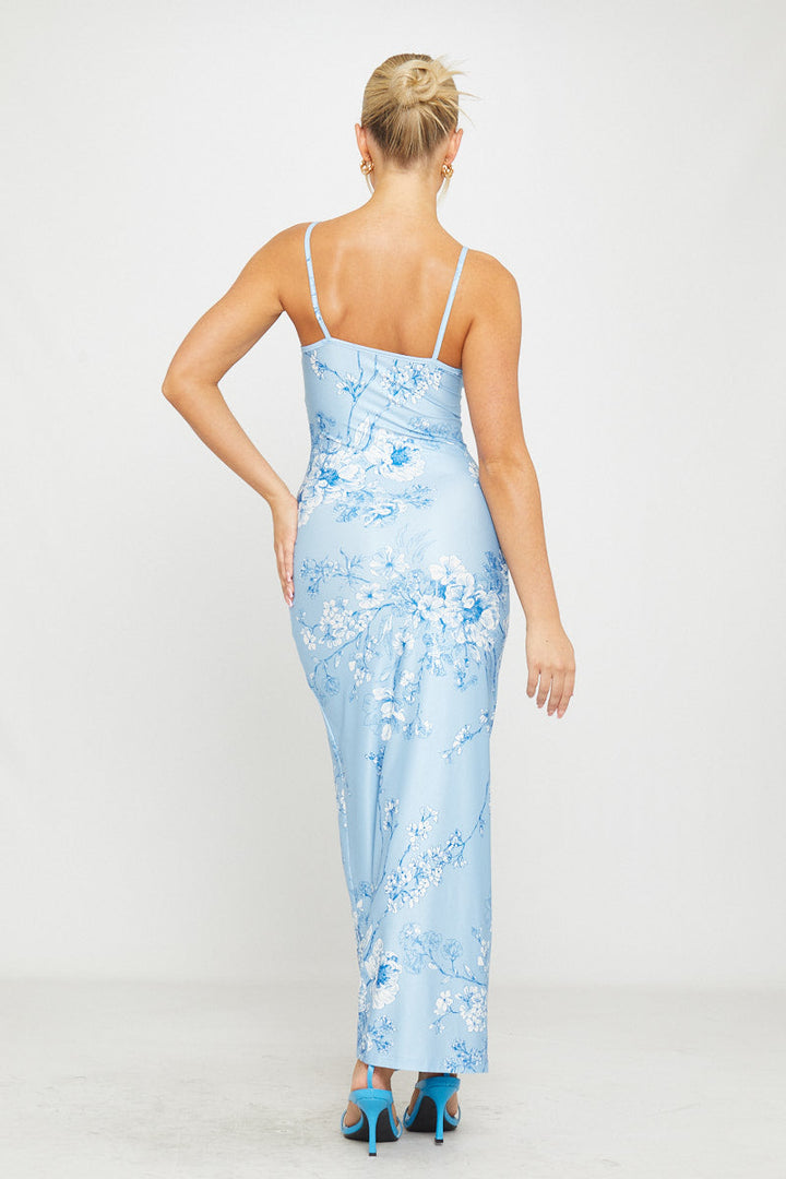 Blaues Maxikleid mit tiefem Ausschnitt und Trägern im Blumenmuster