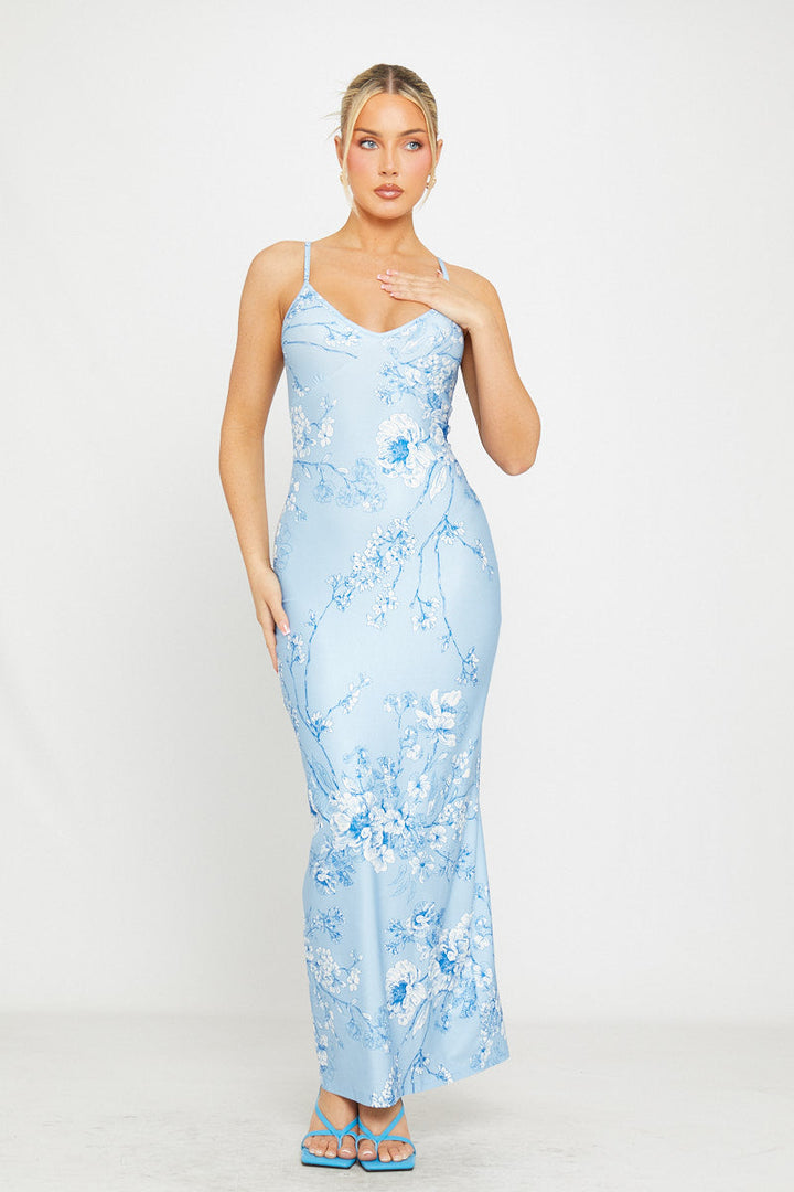 Blaues Maxikleid mit tiefem Ausschnitt und Trägern im Blumenmuster