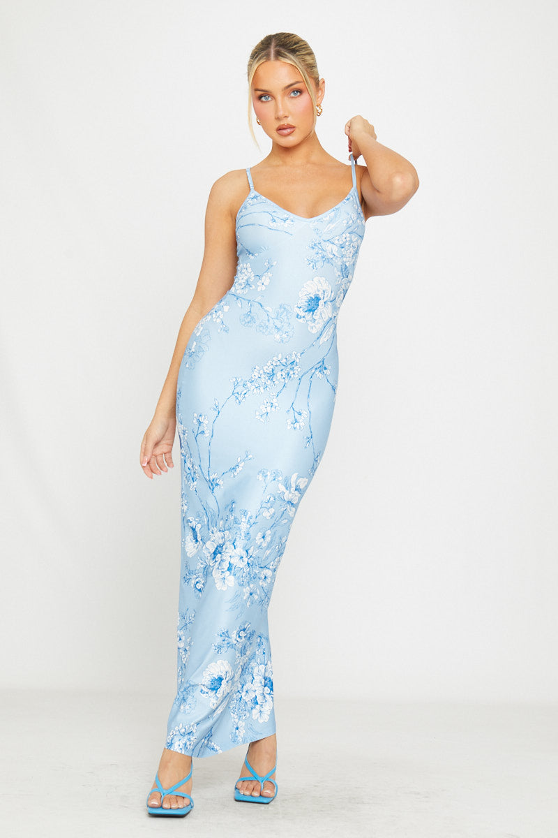 Blaues Maxikleid mit tiefem Ausschnitt und Trägern im Blumenmuster