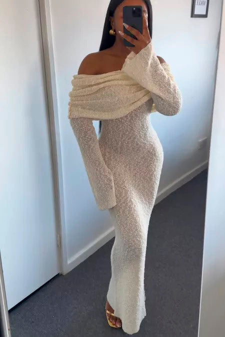 Elfenbeinfarbenes, schulterfreies Bouclé-Maxikleid aus Strick