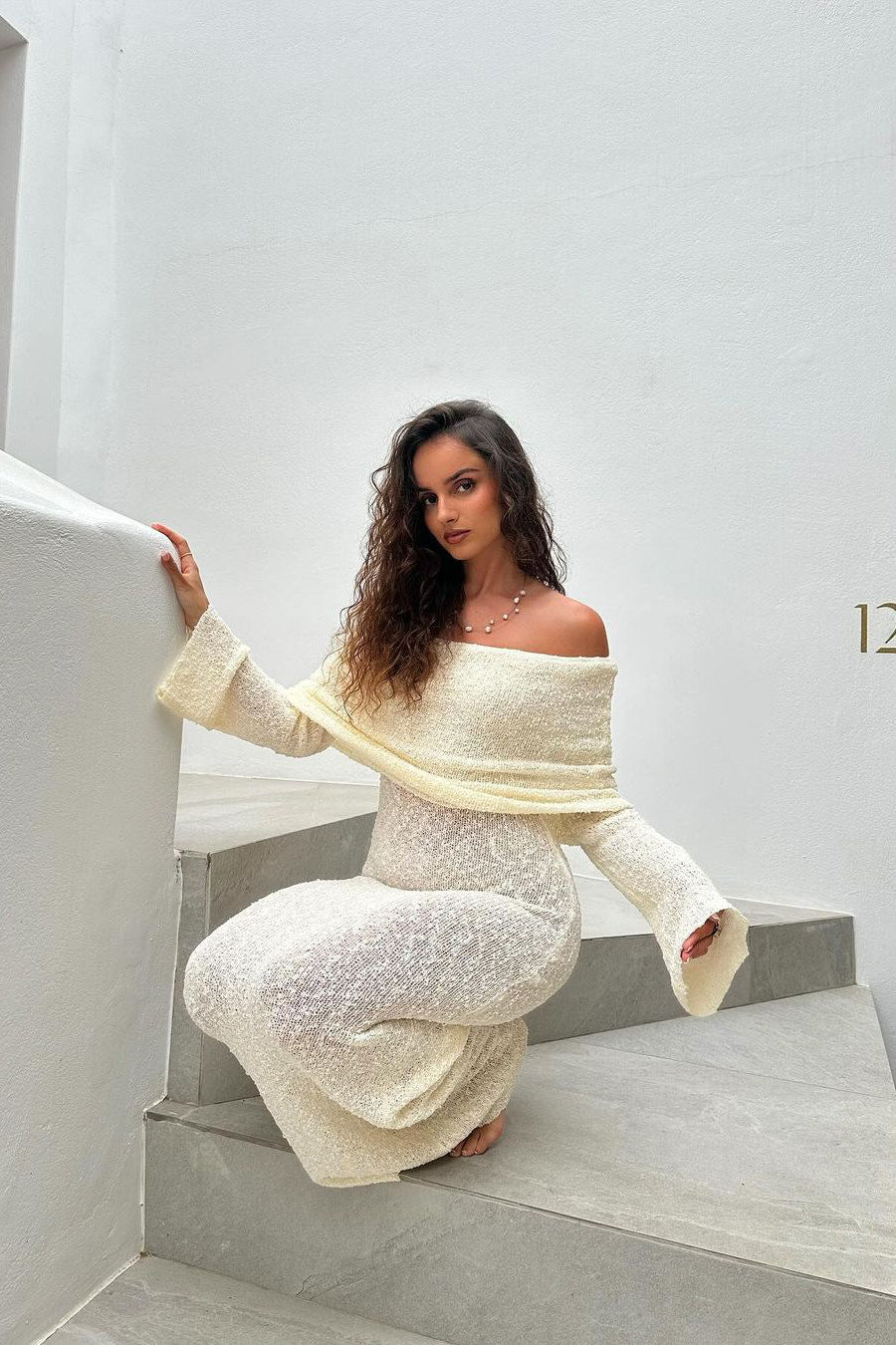 Elfenbeinfarbenes, schulterfreies Bouclé-Maxikleid aus Strick