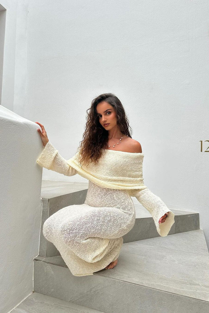 Elfenbeinfarbenes, schulterfreies Bouclé-Maxikleid aus Strick