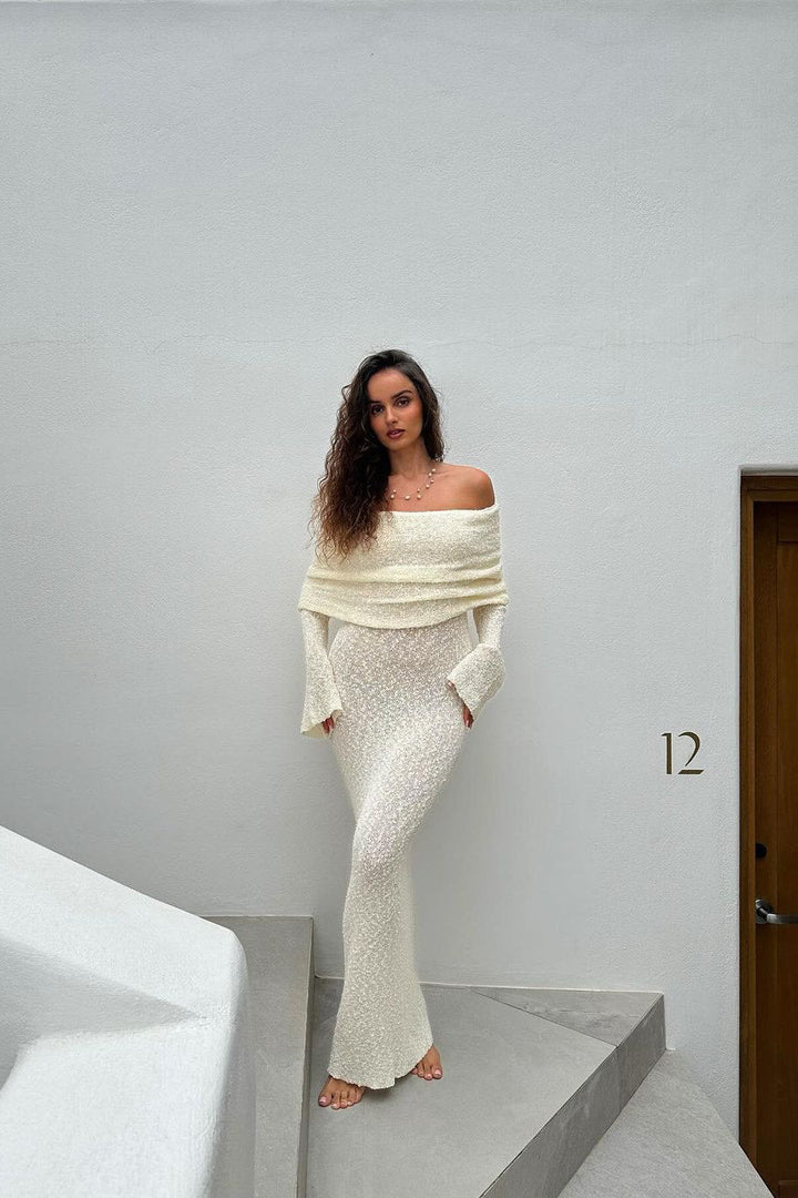 Elfenbeinfarbenes, schulterfreies Bouclé-Maxikleid aus Strick