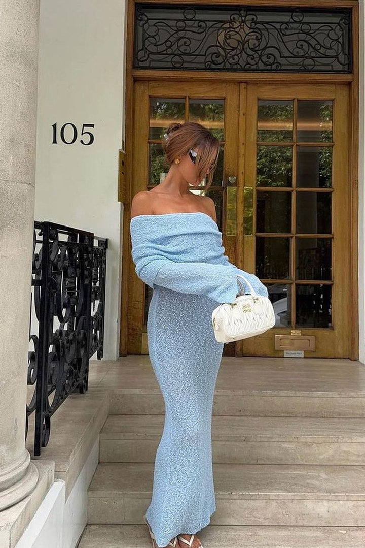 Hellblaues schulterfreies Bouclé-Maxikleid aus Strick