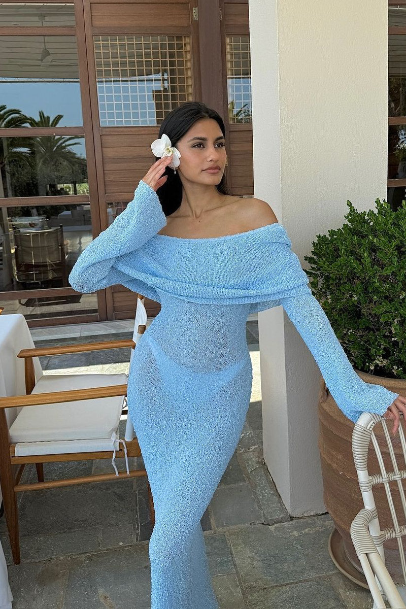 Hellblaues schulterfreies Bouclé-Maxikleid aus Strick
