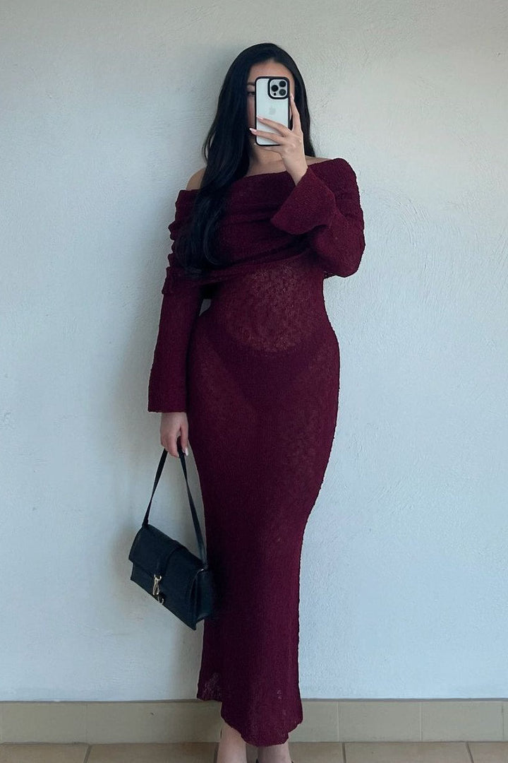 Pflaumenfarbenes, schulterfreies Bouclé-Maxikleid aus Strick