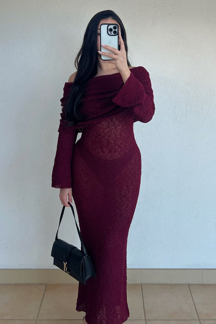 Pflaumenfarbenes, schulterfreies Bouclé-Maxikleid aus Strick