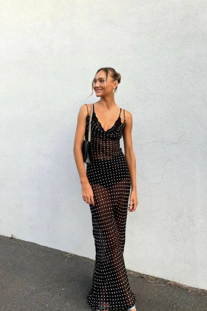 Schwarzes, halbtransparentes Maxikleid mit Wasserfallausschnitt und Punkten