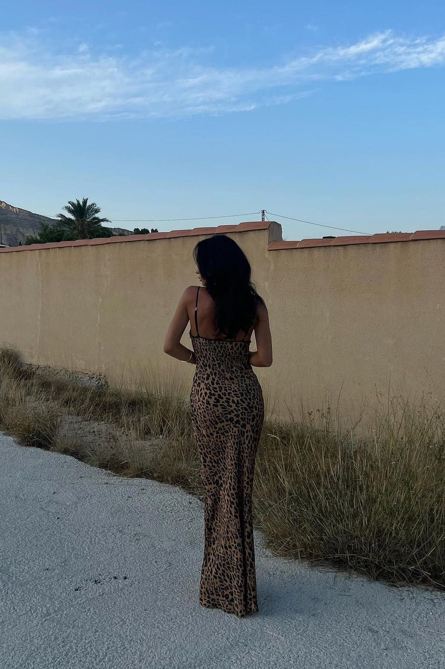 Maxikleid mit Leopardenmuster, Schlüssellochausschnitt und Cut-Outs