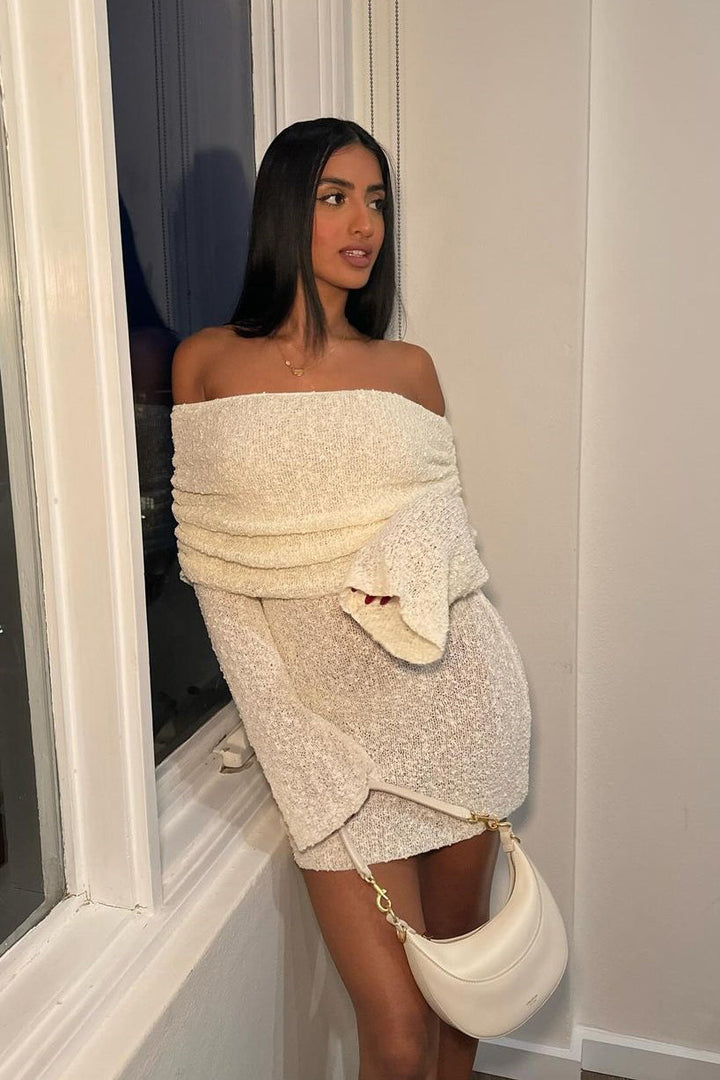 Elfenbeinfarbenes, schulterfreies Bouclé-Minikleid aus Strick