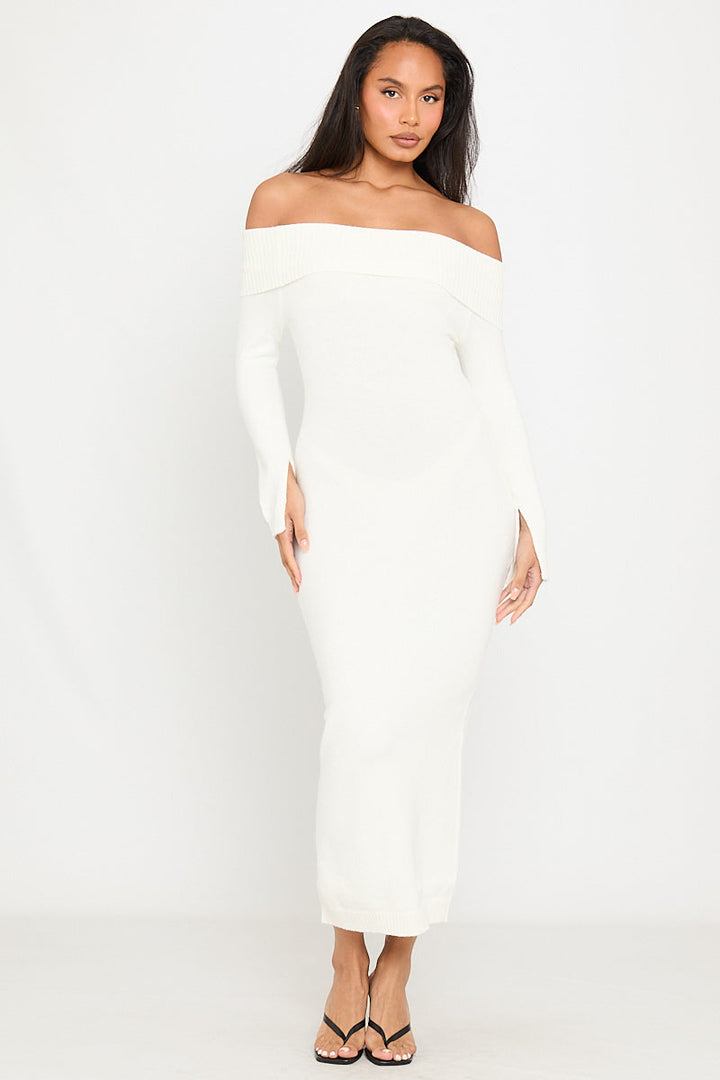 Cremefarbenes, schulterfreies, langärmliges Maxikleid aus Strick