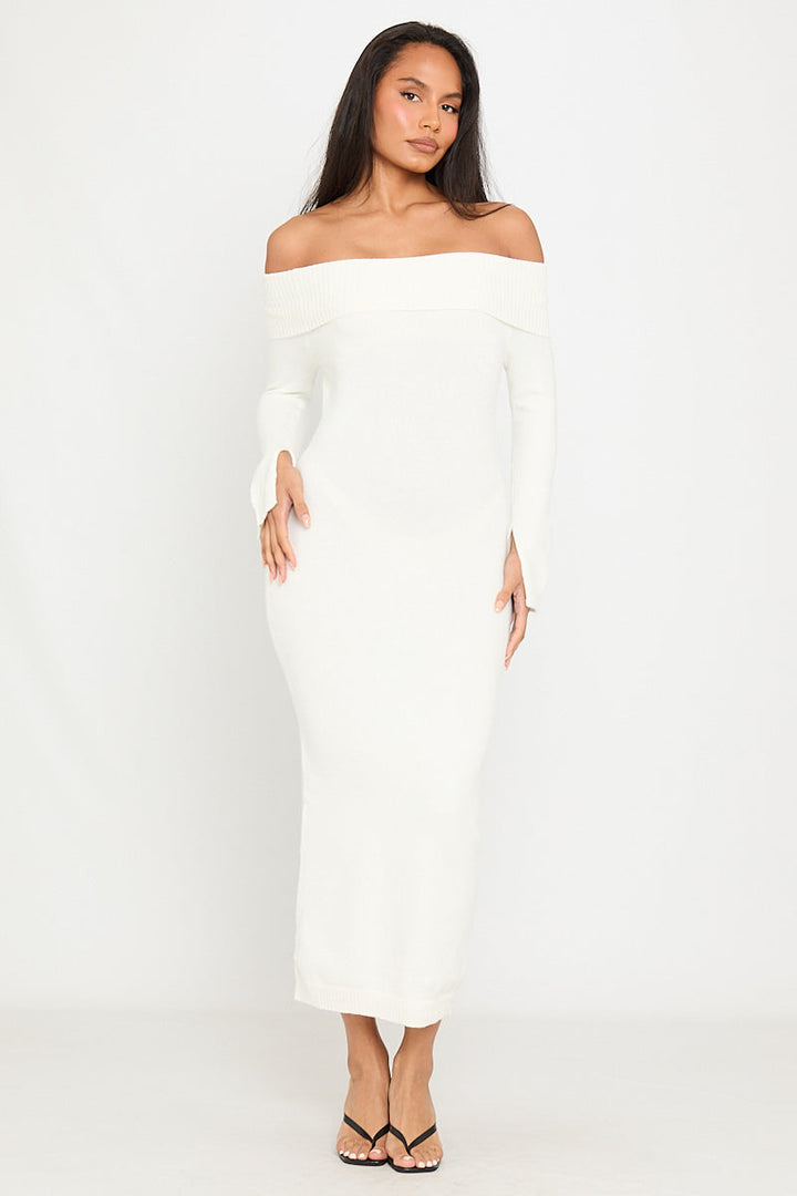 Cremefarbenes, schulterfreies, langärmliges Maxikleid aus Strick